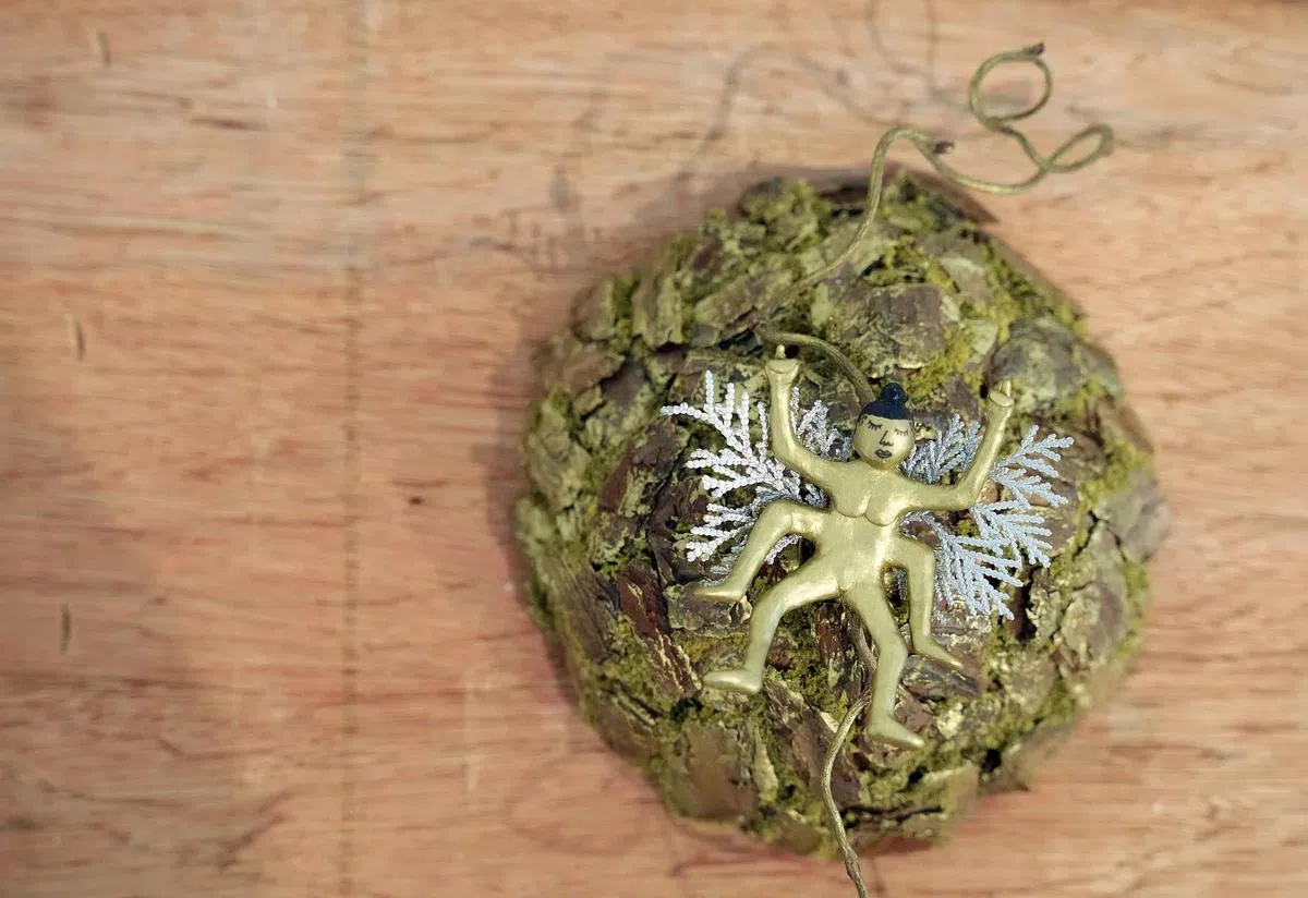 艺术家卢慧敏于2021年经历一件不愉快的事，让她一度放弃艺术创作。这件反向时钟上的金色女神代表她扭转时间，找回创作的初心。（谢智扬摄）