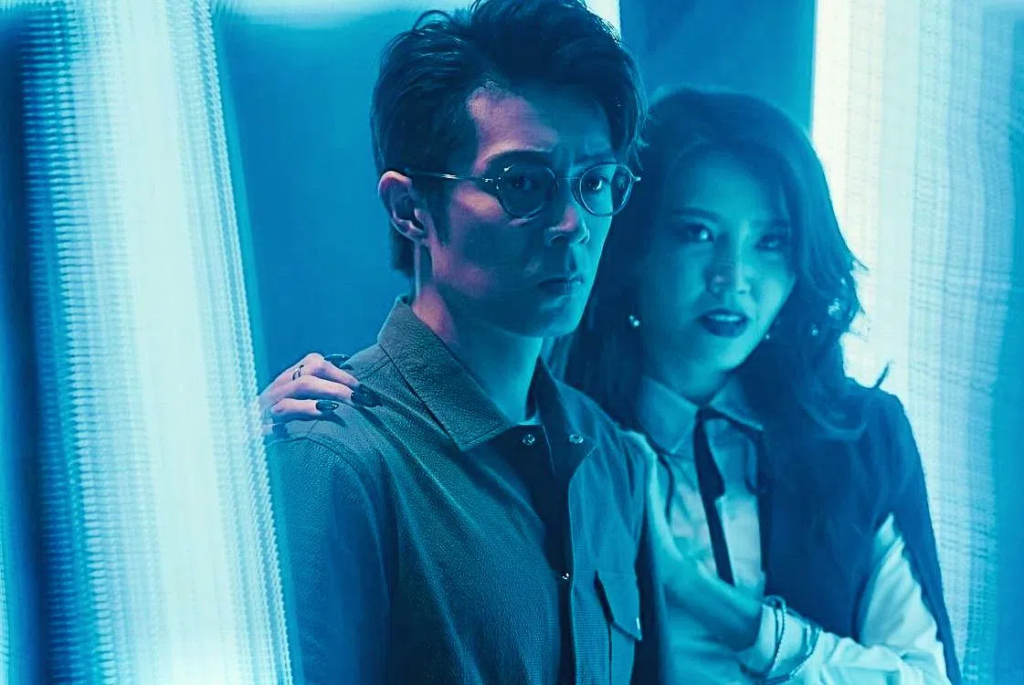 吴若希（右）在《旁观者》中擅长操控人性，被她控制的包括周柏豪（左）的角色。（互联网）