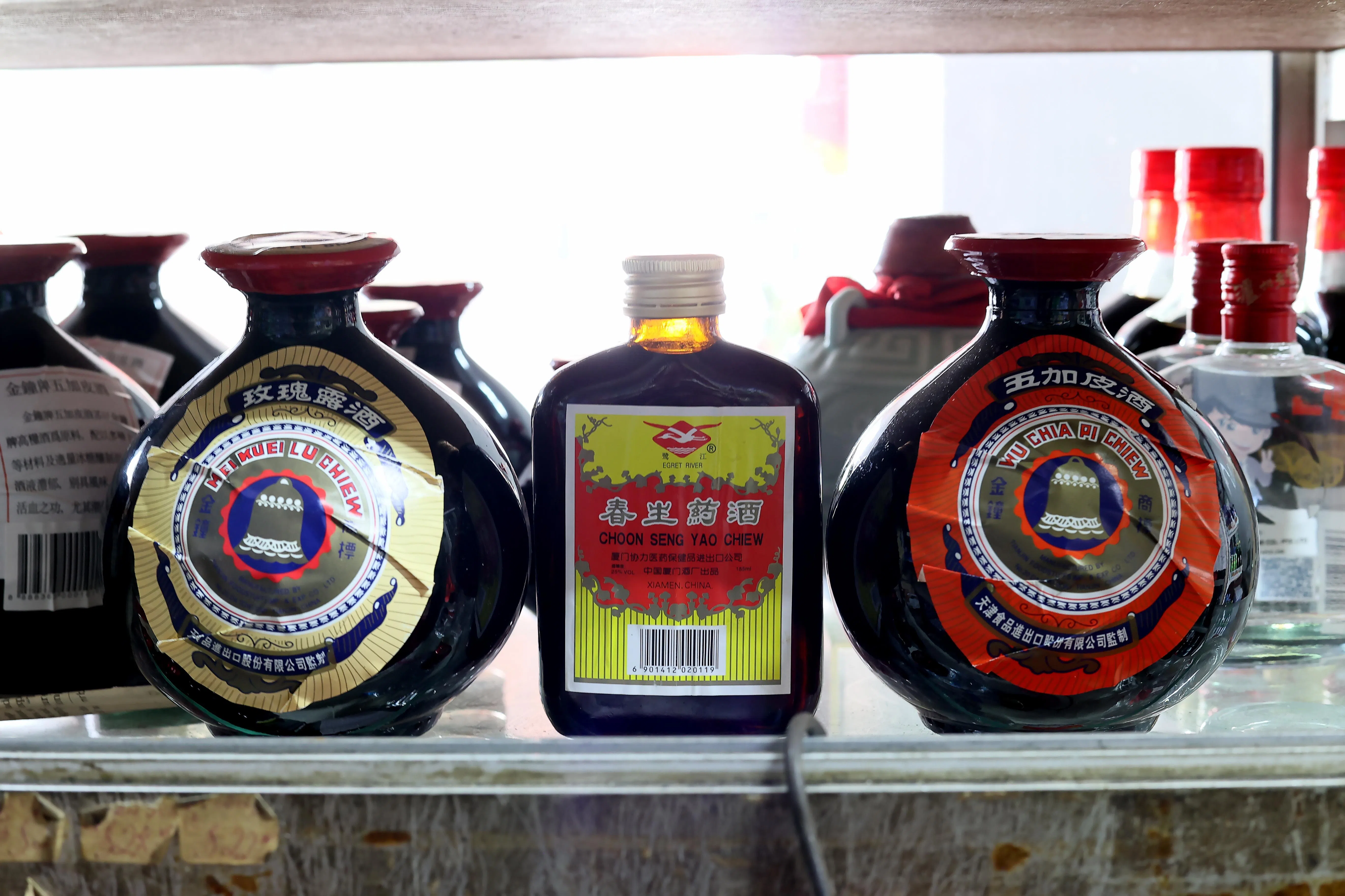 玫瑰露酒（左起）、春生药酒和五加皮是以前码头苦力常买的药酒，既可过酒瘾又能补身体。（龙国雄摄）