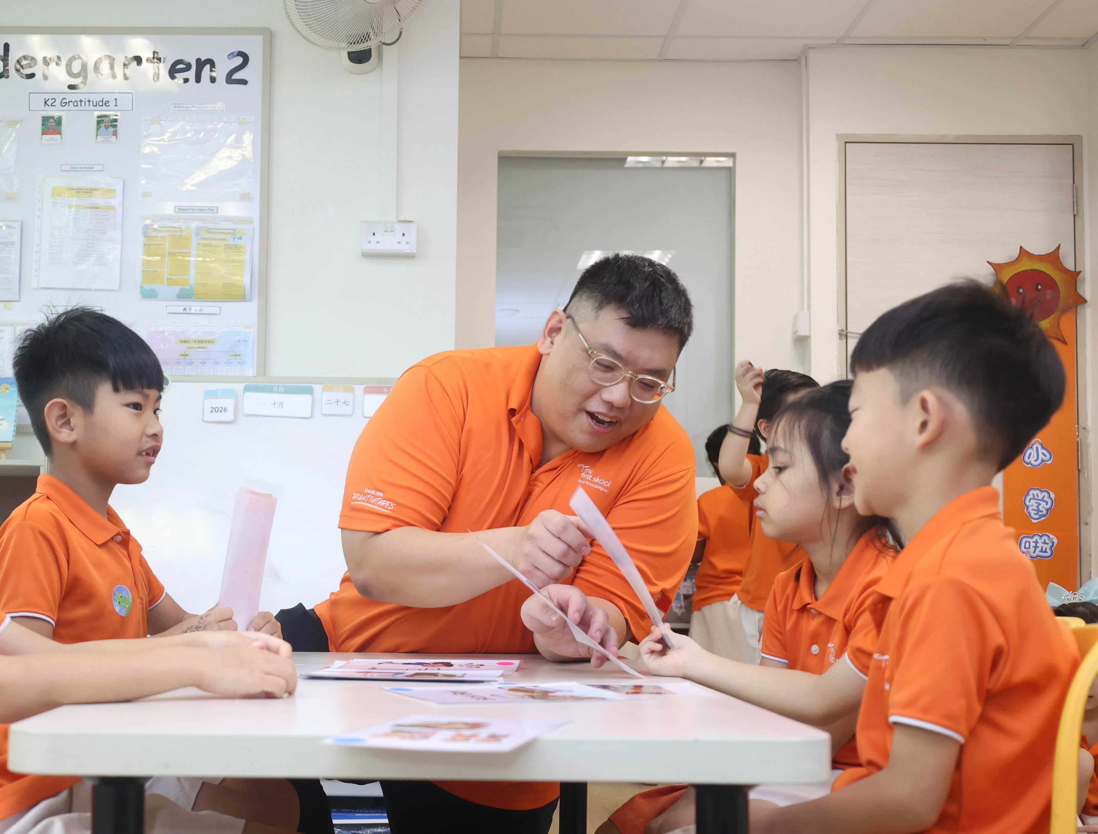 对凃杰文来说，幼教工作虽然辛苦，却让他有机会不断学习，因为孩子看待世界的方式往往与成年人不同，为了回答他们的问题，自己也必须持续阅读和学习。（邬福梁摄）