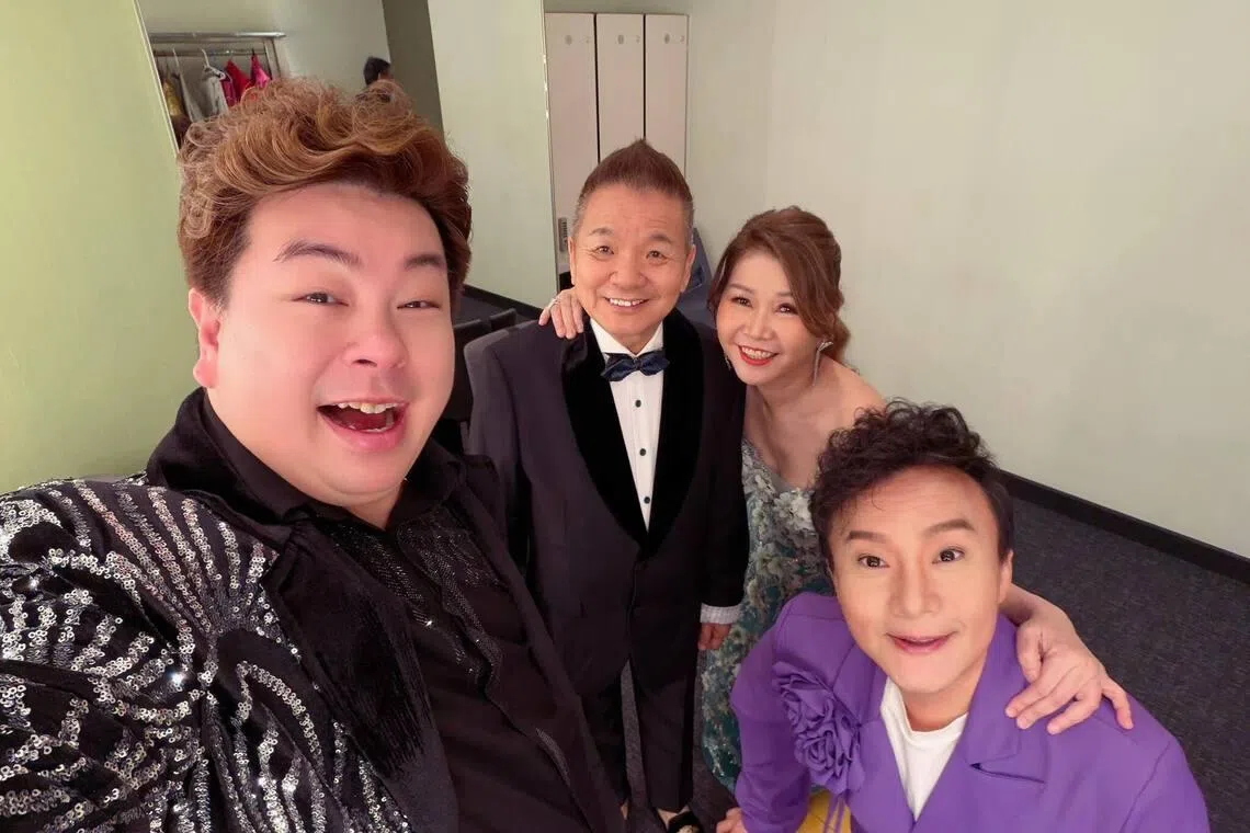 张雄（左起）、陈建彬和女友陈美珍，以及皓皓在演唱会后台合照。（取自张雄脸书）