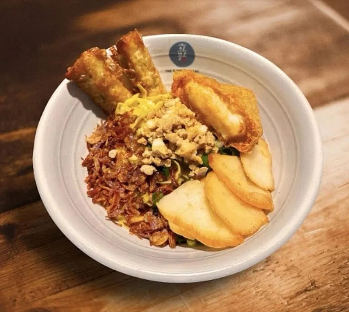 立兴潮州鱼圆面最近推出的面薄干，从鱼饼、肉碎、五香到炸豆卜，都采用EPL品牌植物肉。（EPL提供）