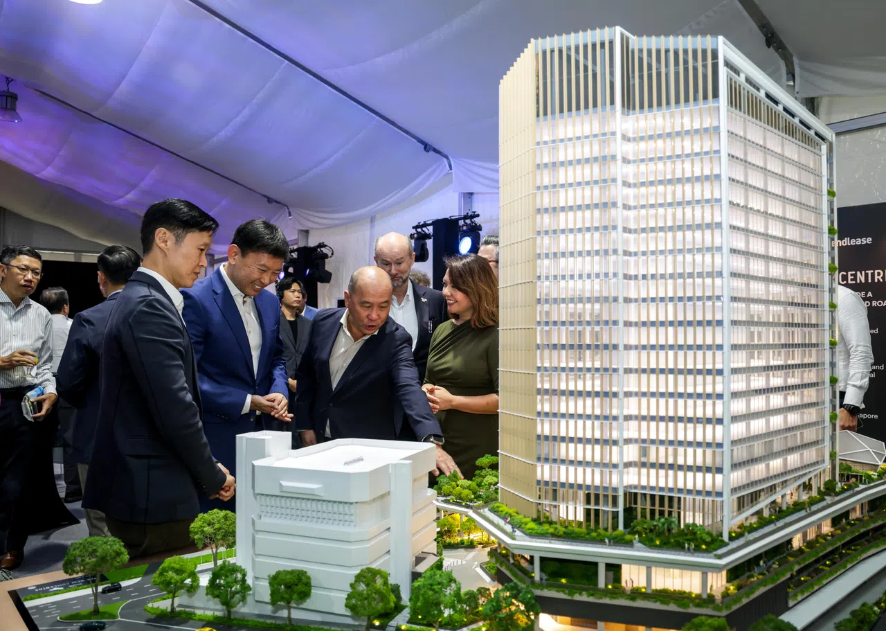 国家发展部长徐芳达（左二）和新电信集团总裁袁坤满（左三）等嘉宾，星期二（7月8日）出席新电信总部大楼电信中心动土仪式，参观建筑模型，了解发展计划。（叶振忠摄）