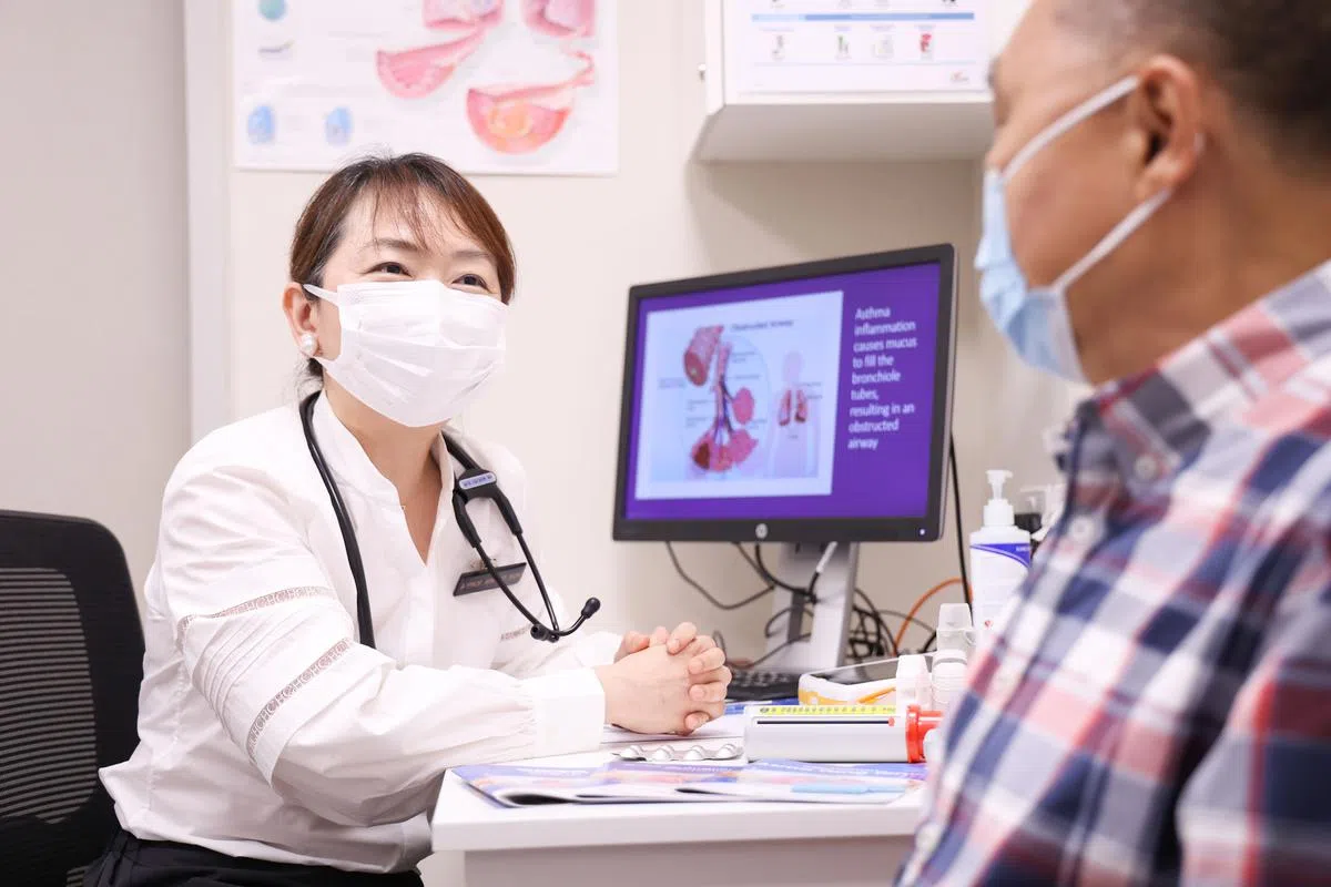 高思越副教授（左）透露，她希望登记处能提高人们对严重哮喘的意识，鼓励更多病患求医，避免出现哮喘病患死亡或需要急诊护理。（李冠卫摄）