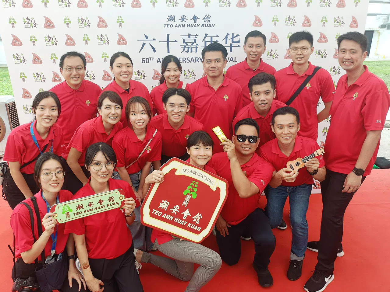 嘉年华筹委会主席李毅赋（后排左四）和青年团在潮安会馆感受到家的温暖。（新明日报照片）