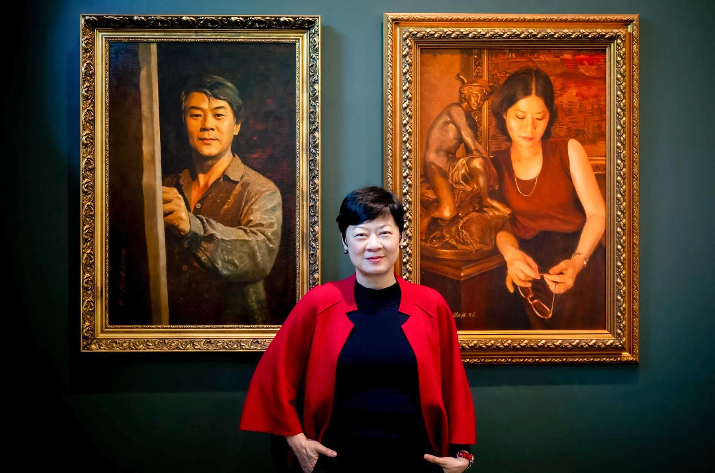 蔡扬医生（中）站在爸爸蔡名智（左）与妈妈李文彦的肖像画前。（蔡扬提供）