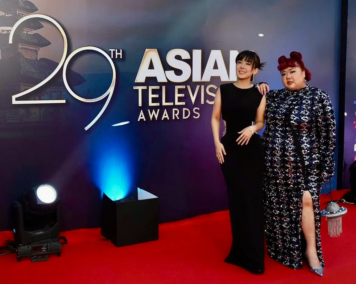 林茜茜（右）与胡煜诗前往雅加达出席颁奖礼。（取自胡煜诗IG）