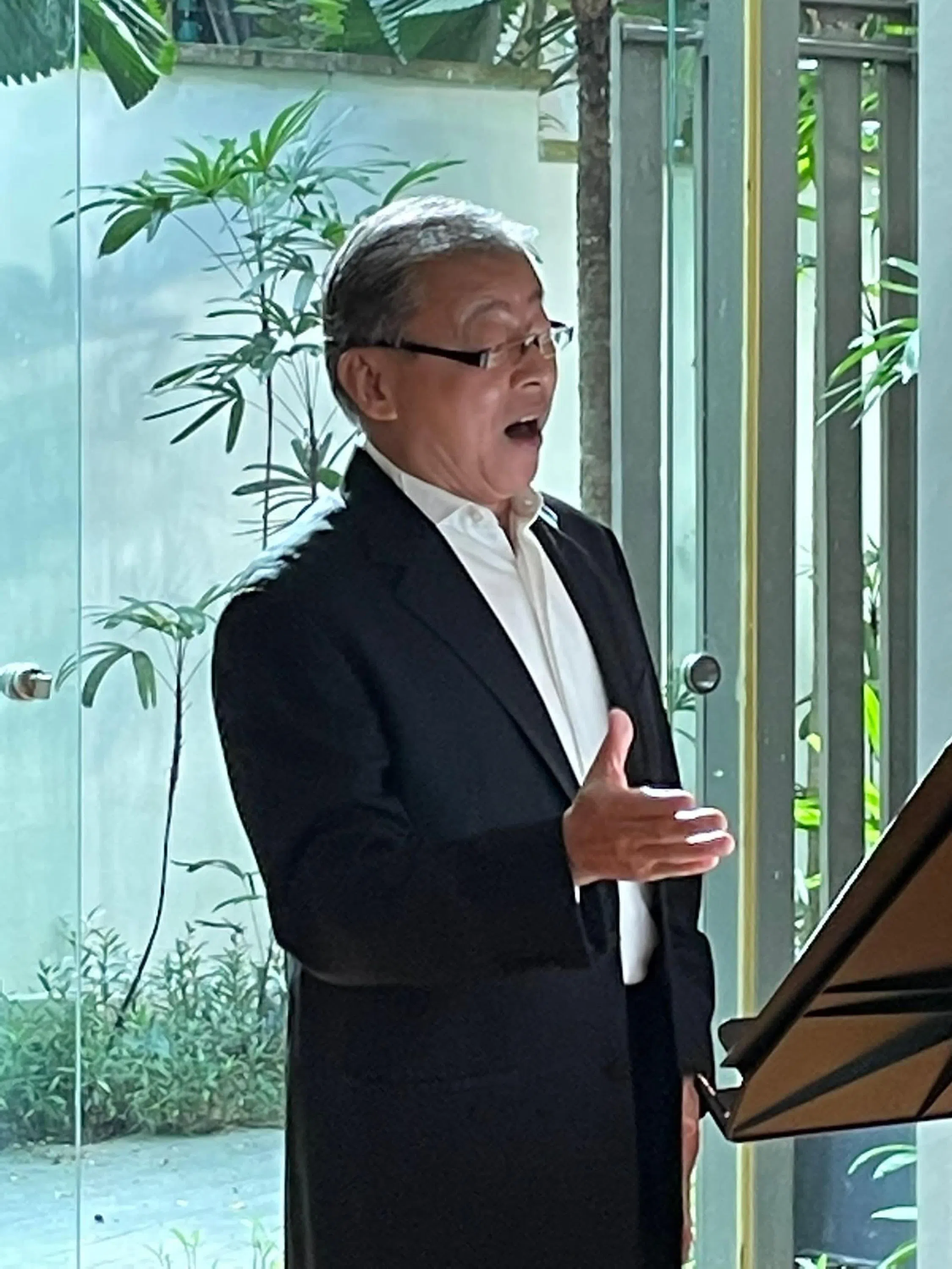 吴振华热爱歌唱，2010年开始学习古典歌剧演唱，2022年考获音乐荣誉文凭。（档案照片）