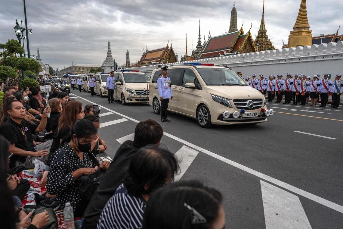 10月26日，人们在泰国王太后诗丽吉的灵柩车队经过的路线上向她致敬。（法新社）