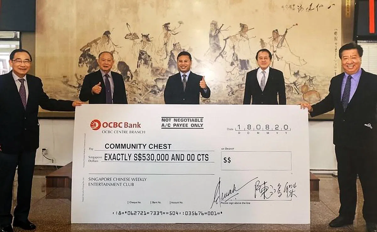 冠病疫情期间，中华为基利在国家发展部长李智陞（中）见证下，捐献53万元善款给奋勇基金。（图/中华为基利俱乐部提供）