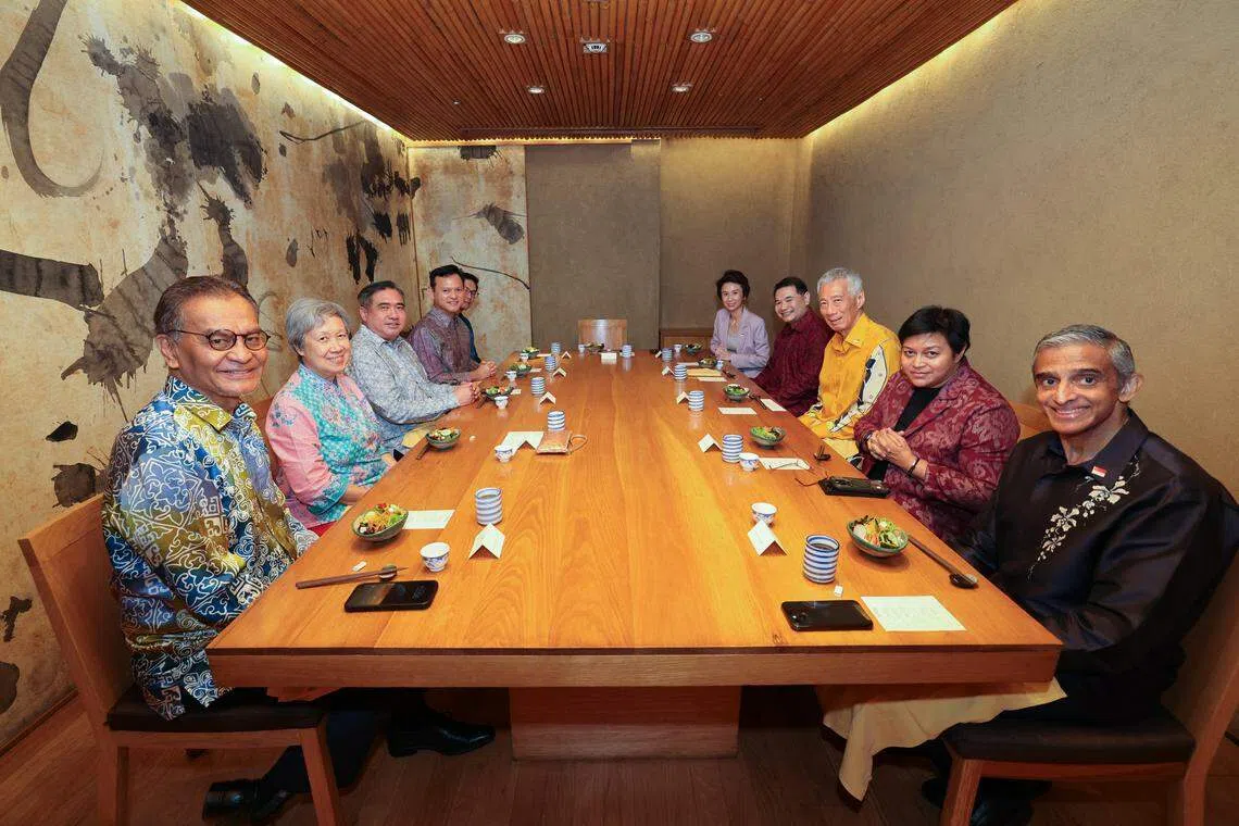 李显龙资政（右三）与夫人何晶（左二），连同我国人力部兼国防部高级政务部长扎吉哈（左四）以及贸工部兼文化、社区及青年部高级政务部长刘燕玲（右五），与多名马国部长举行圆桌会议，包括马国卫生部长祖基菲里阿末（左一）、交通部长陆兆福（左三）、经济部长拉菲兹（右四）和负责法律及体制改革的首相署部长阿莎丽娜（右二）等。（新加坡总理公署提供）