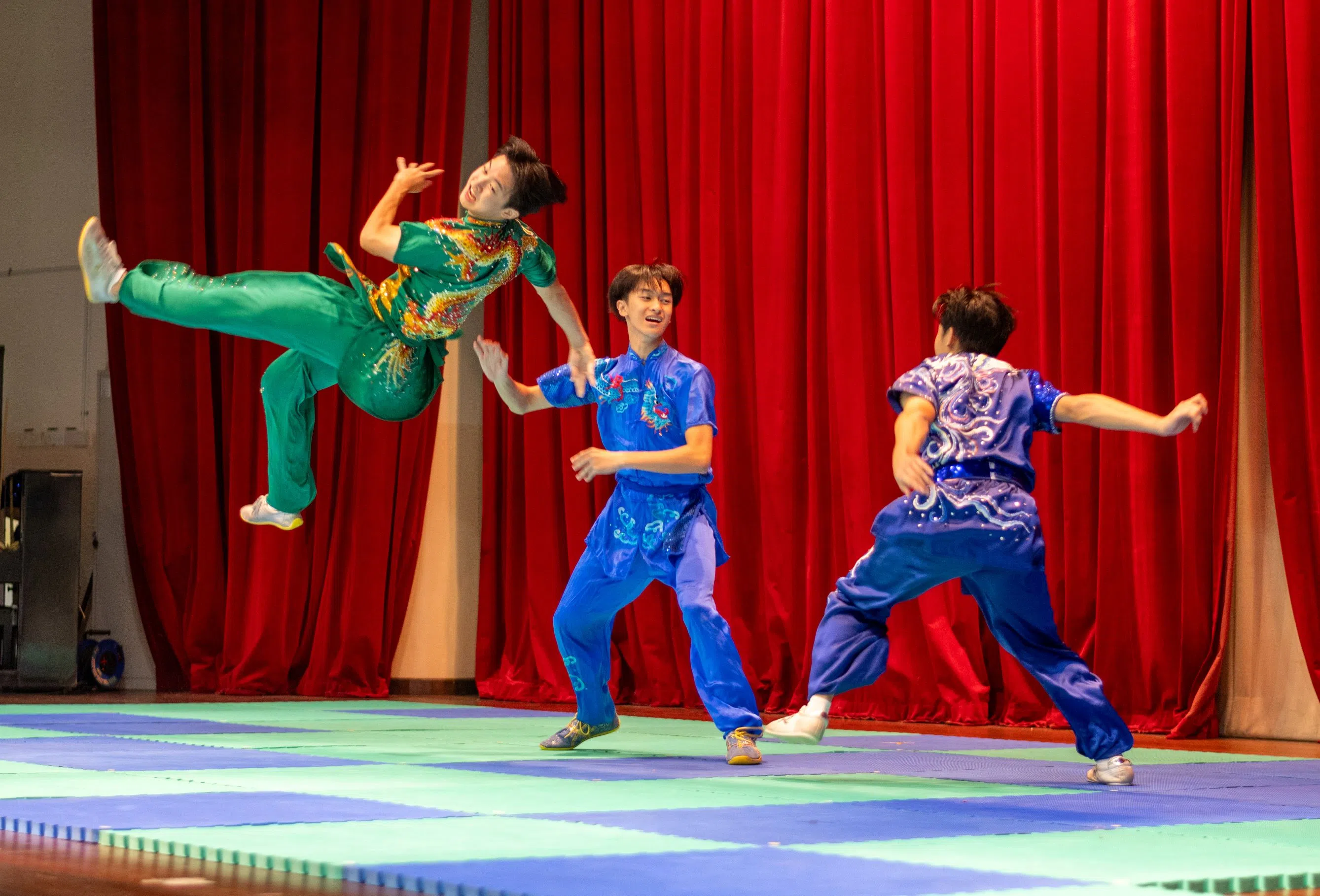 武术表演者飞转腾挪的身姿引来阵阵喝彩，而他们在最后集体跳起“科目三”更是逗乐了众人。（庄燊磊摄）