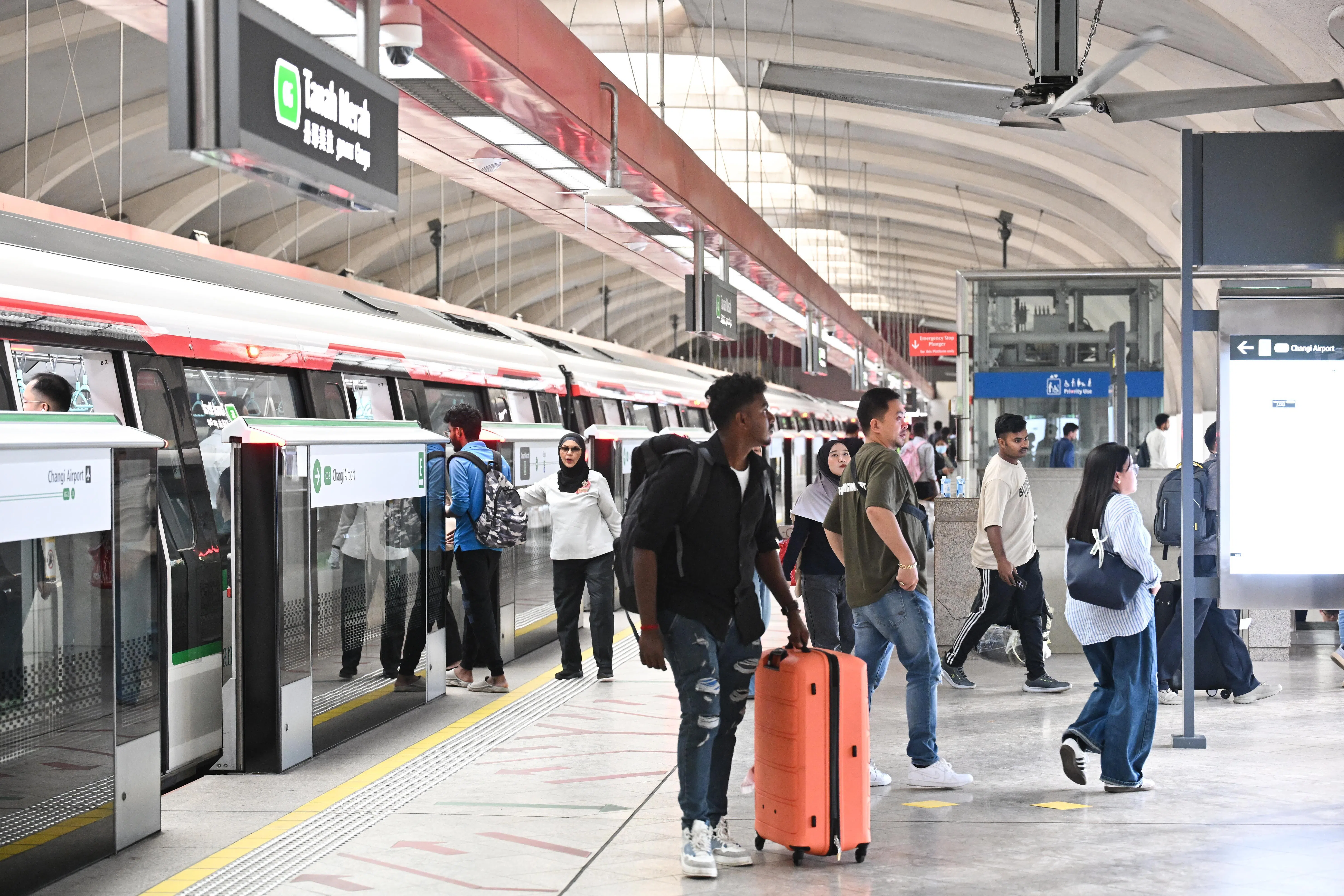 淡马锡旗下资产包括SMRT。（档案照片）