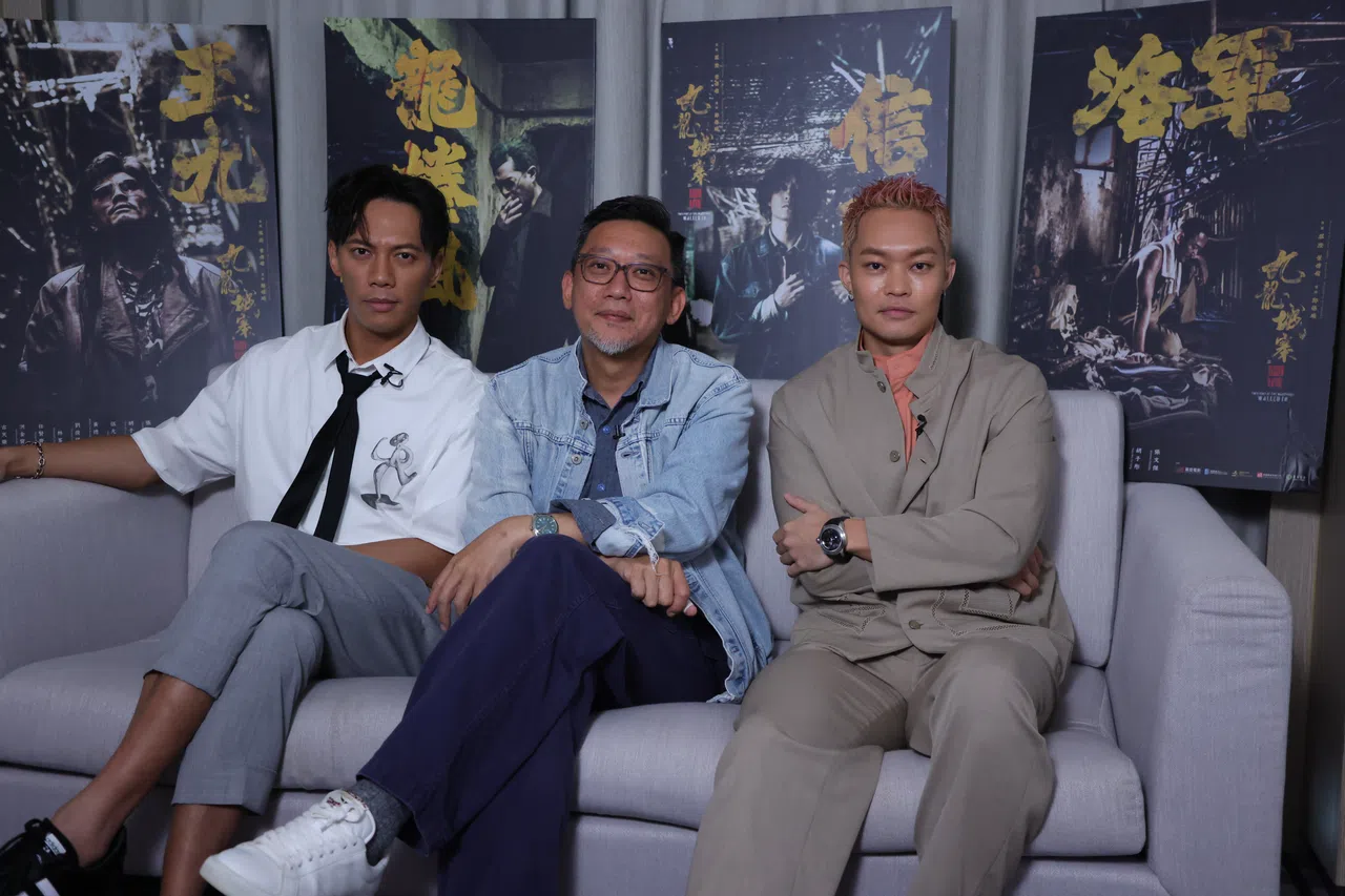 金像奖导演郑保瑞（中）携片中“城寨四少”的张文杰（左）和胡子彤，接受本地媒体访问。（邵氏机构提供）
