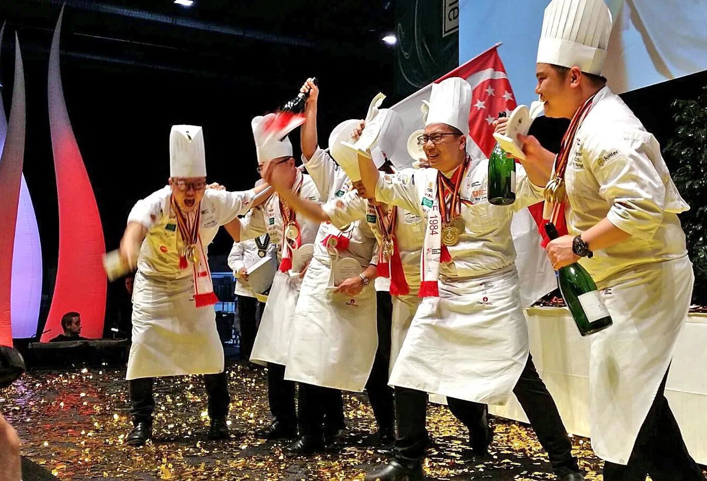 我国国家厨师团队在德国埃尔福特举行的“奥林匹克烹饪”大赛中，以夺得两面金牌的优越成绩，首次成为全场总冠军。（档案照片）