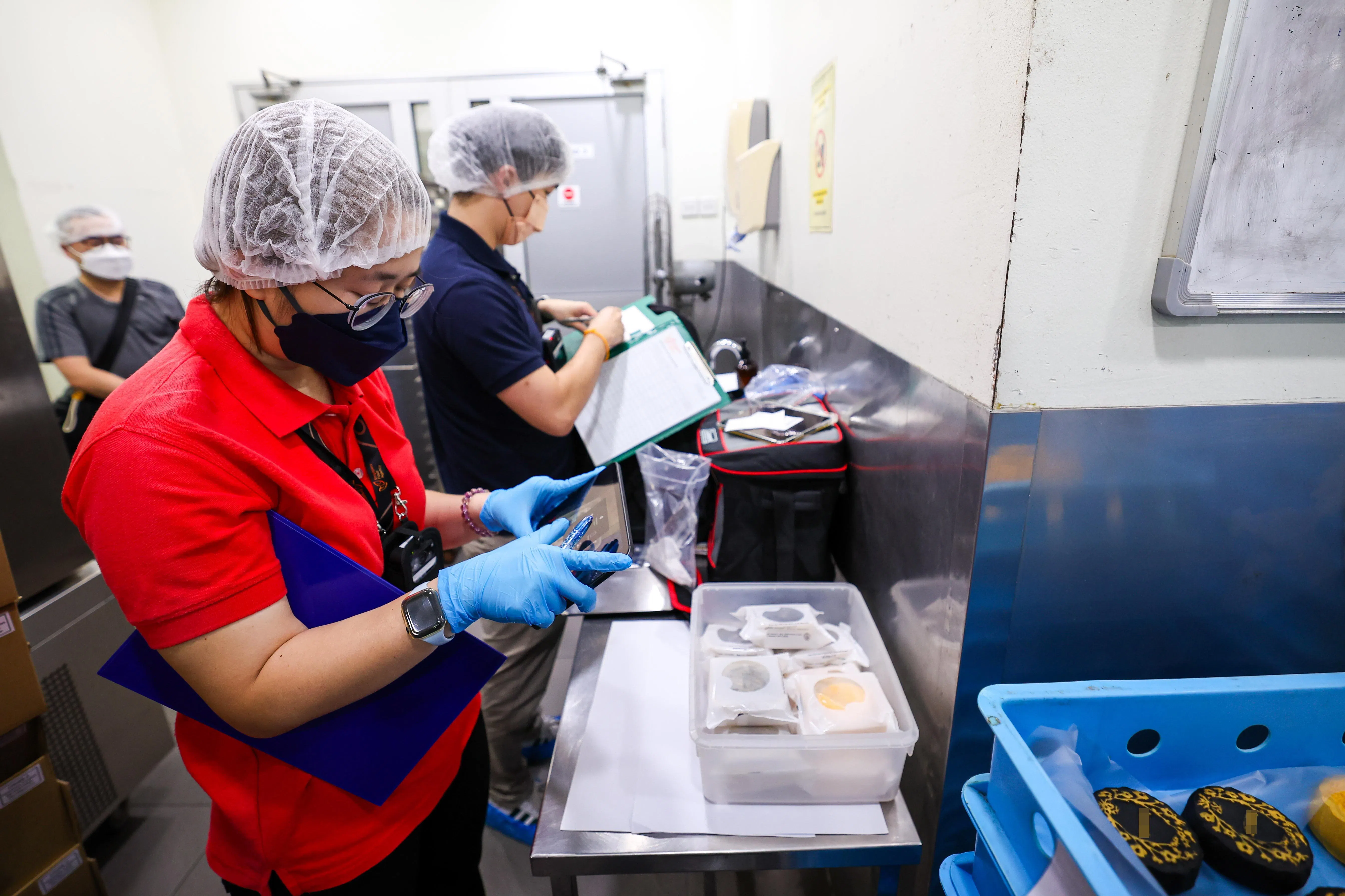 为保障食品安全，新加坡食品局在中秋节前，到月饼加工厂抽检月饼。（林明顺摄）