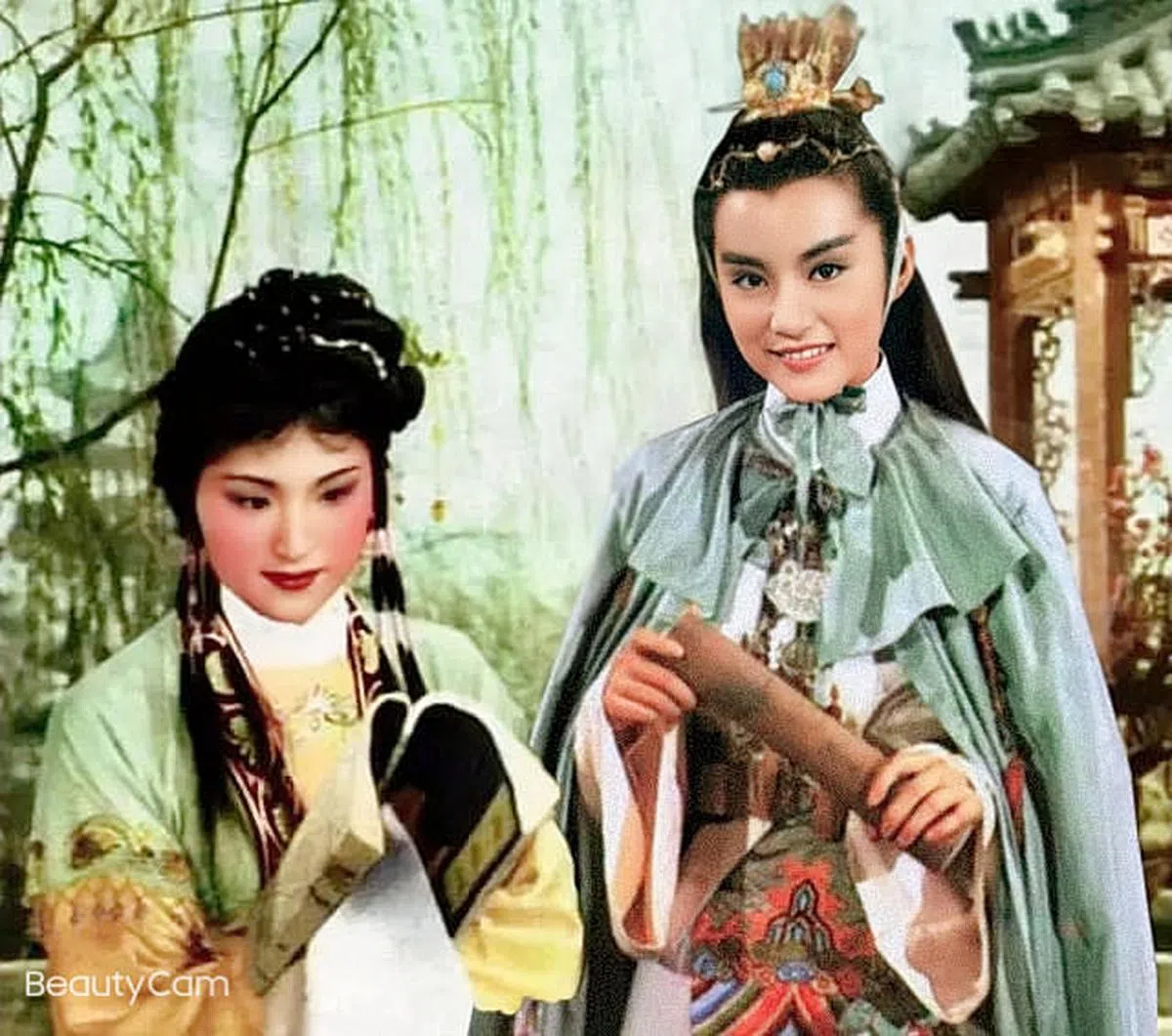 王文娟（左）在1962年版《红楼梦》中饰演林黛玉，林青霞在1977年台版《红楼梦》中饰演贾宝玉。（此为合成图，作者提供）