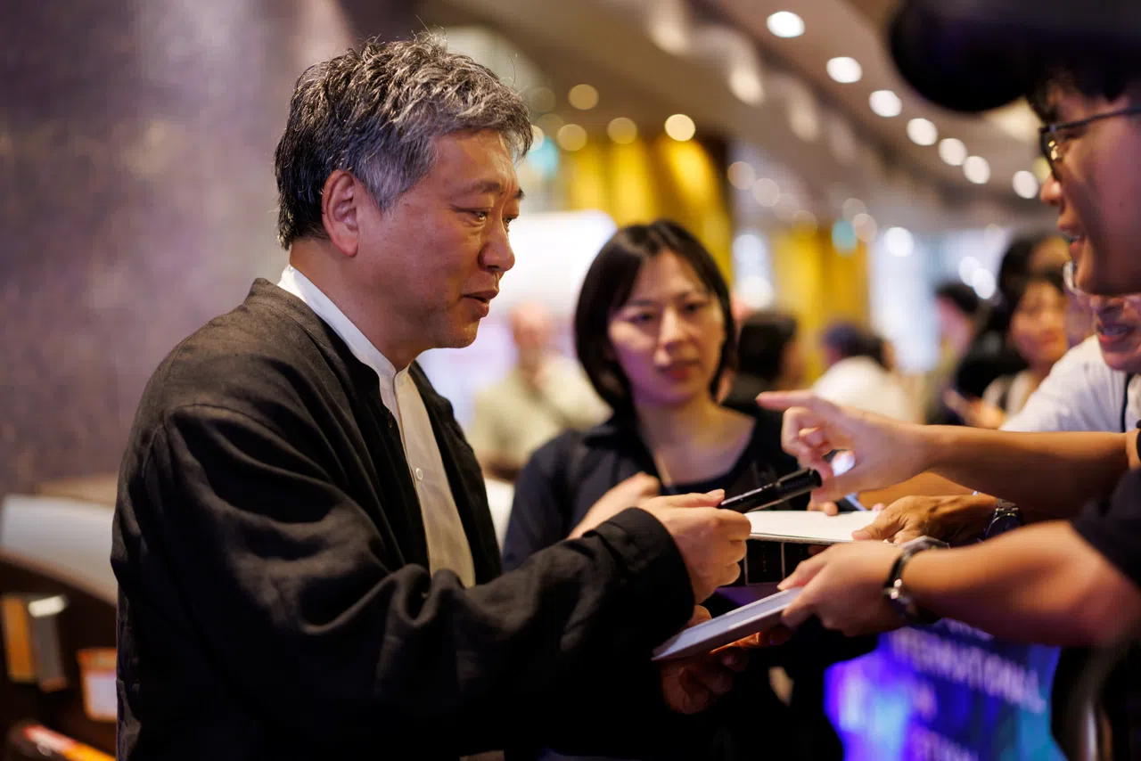 温柔亲切的导演，为粉丝签名合照，有求必应。（新加坡国际电影节提供）