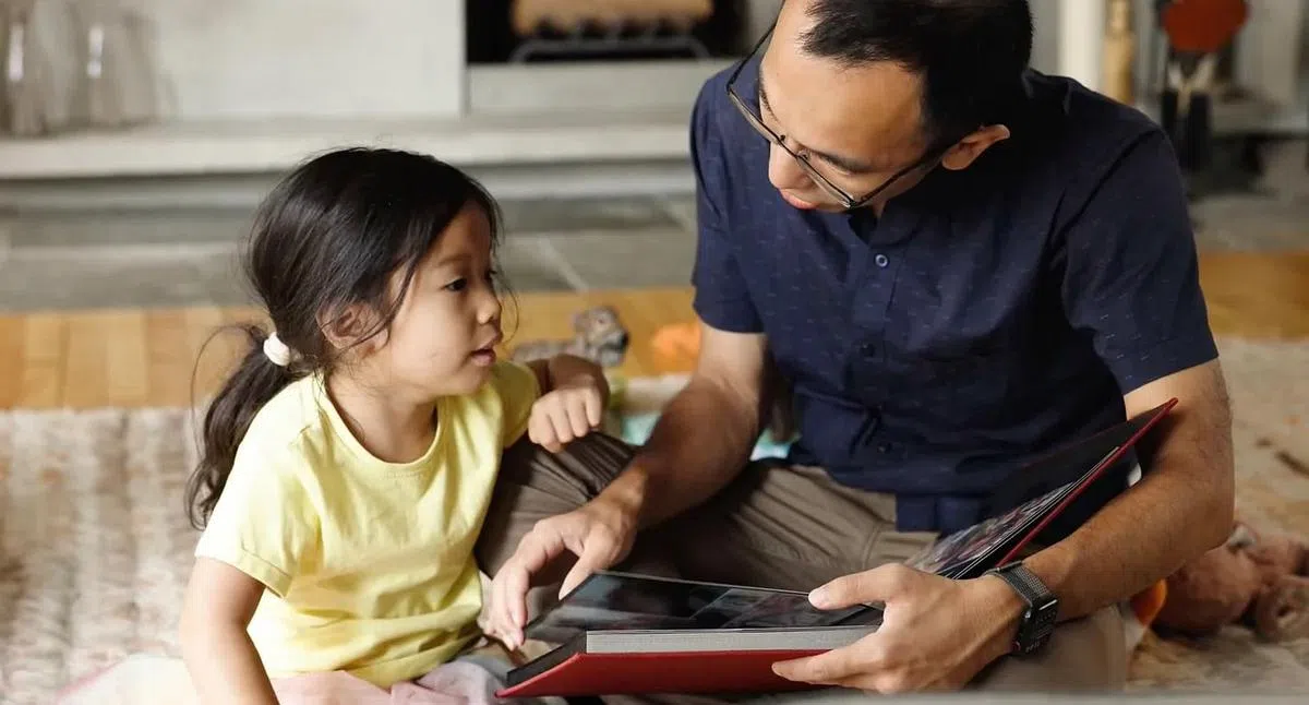 陈鹏仁希望在美国长大的女儿（左）能通过闽南语翻译系统跟台湾家人沟通。（Meta提供）