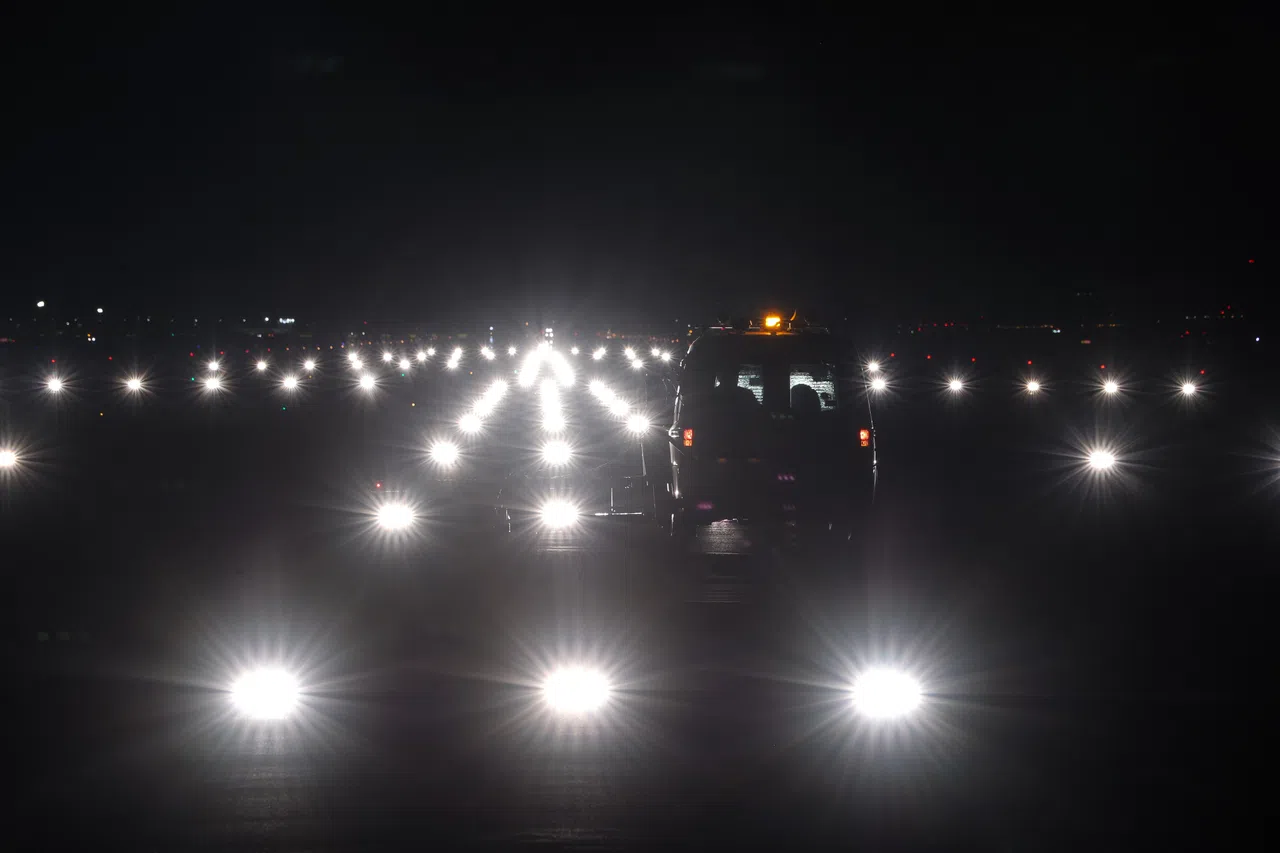 跑道灯光的亮度在进行测试时会调至最高。光度测量车会从跑道的一端行驶到另一端进行测试。（白艳琳摄）