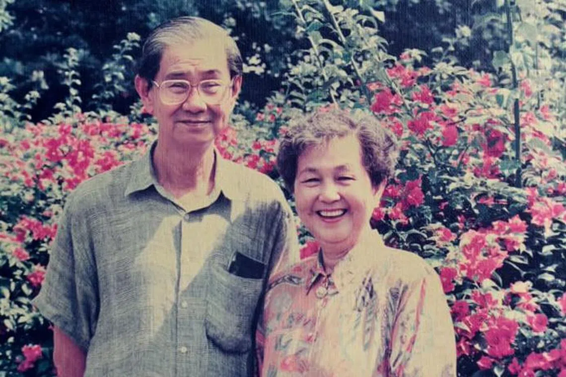 林子平与妻子苏秀丽20多年前在一个花园合照。（家属提供）