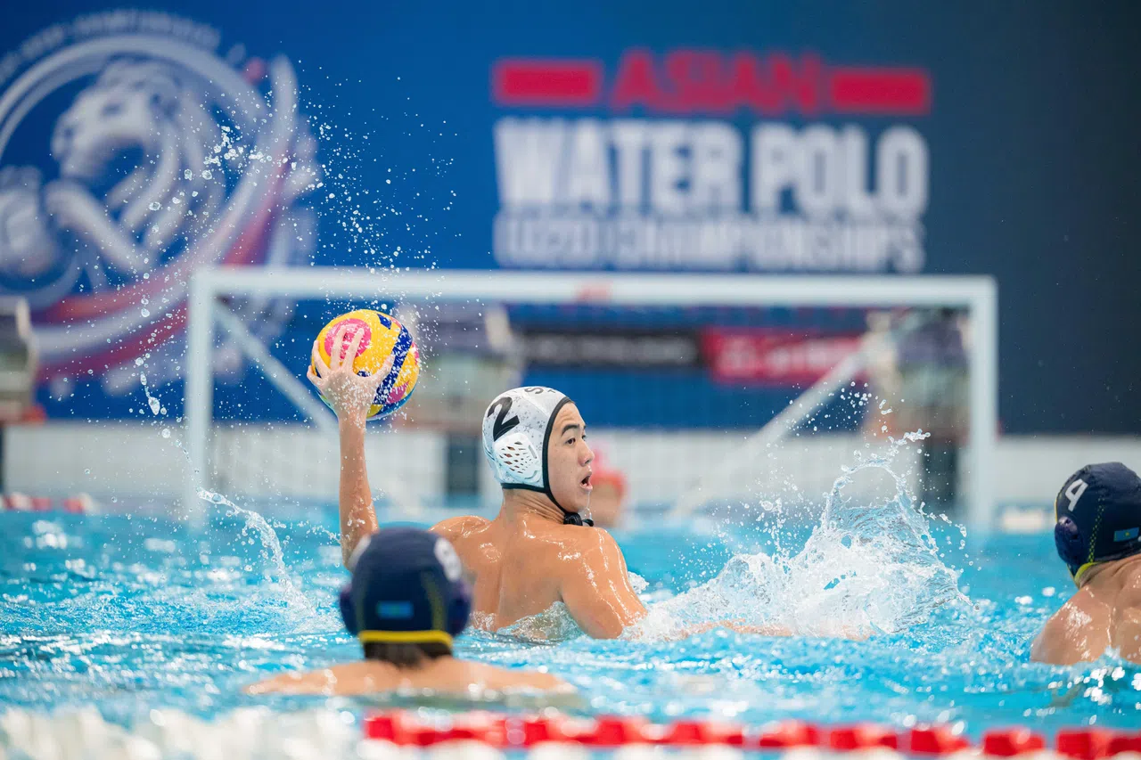 周湧峻（白帽）认为，留洋经历让自己更加独立，也体会到真正职业生涯的不易。图为他在去年3月的亚洲U20水球赛持球进攻，新加坡在那届比赛获得第四名。（新加坡泳联提供）