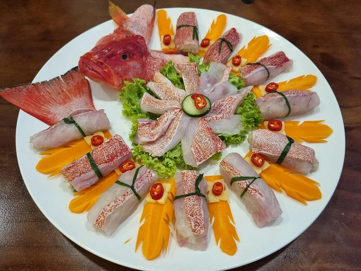 李记串串香的海红斑肉片包裹自制虾滑，带来双重鲜美。