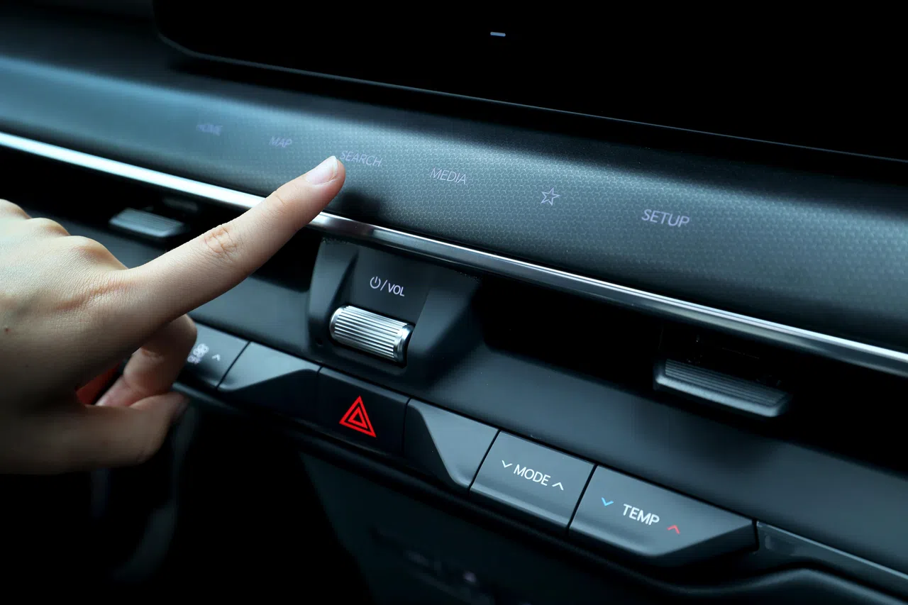 虚拟按键有时不够敏感，要用点力按压才能操作。（龙国雄摄）