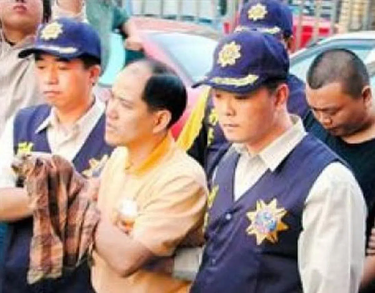 “黑白通吃”的郭信一（左二）曾多次入狱。（自由时报档案照） 