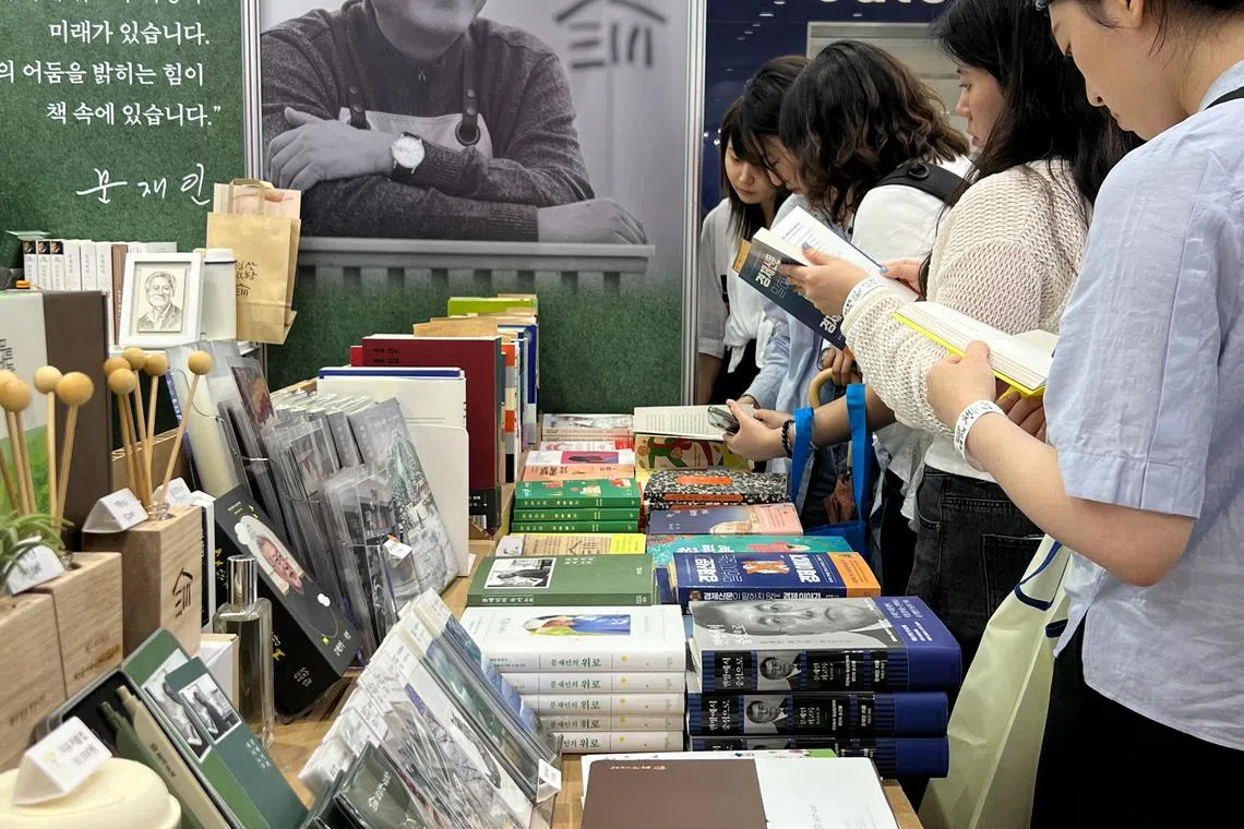 韩国前总统文在寅开的平山书店也是首尔书展的热门展位。（叶孝忠摄）