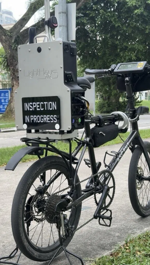 工作人员骑上配备新人工智能检测系统的脚踏车，即可轻松检测人行道和脚踏车道的状况，无需徒步巡查。（陆路交通管理局提供）