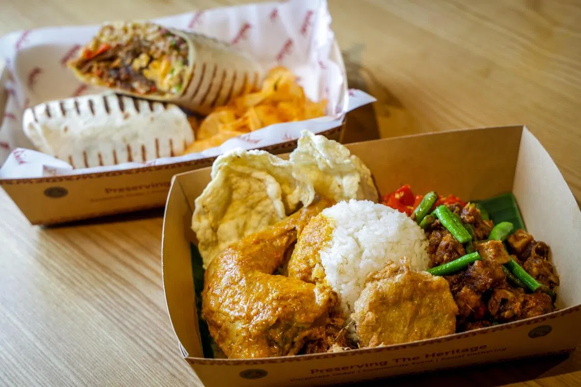 Kios Minang推出巴东饭（前）新颖吃法，用墨西哥薄饼包裹配料。（叶振忠摄）