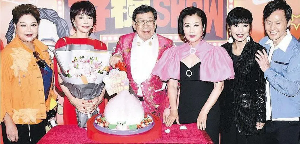 肥妈（左起）、郑裕玲、胡枫、汪明荃、米雪及张国强陪伴寿星切蛋糕。（互联网）