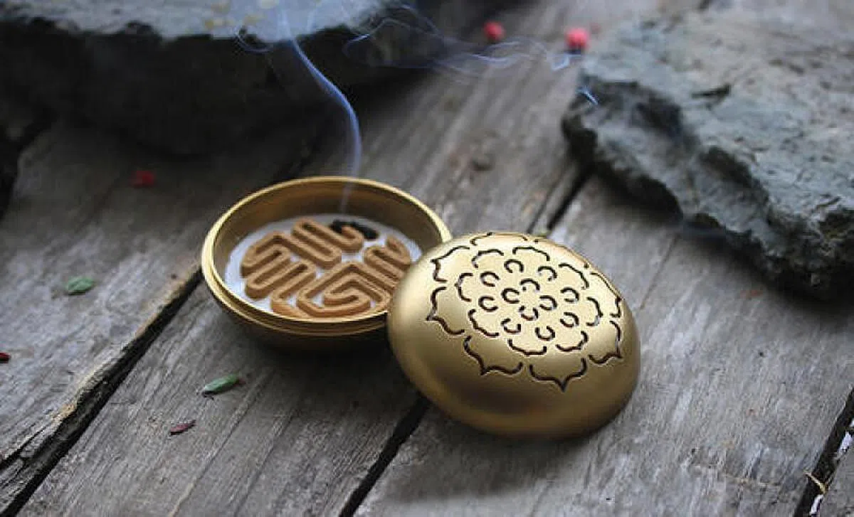 打香篆也叫“香印”、“香拓”，是古代盛行的用香方法之一。（互联网图）