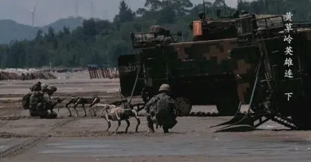 央视军事今年10月下旬报道解放军东部战区陆军第72集团军下辖的“黄草岭英雄连”时，首次公开中国军方利用“机器狼”四足机器人参与两栖作战集群抢滩的画面。（央视军事视频截图）