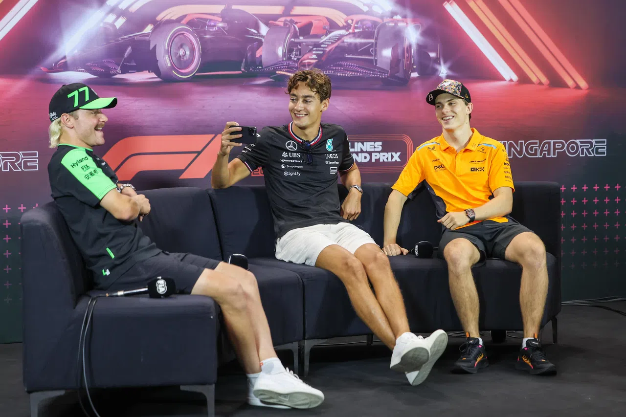 F1车手（右起）皮亚斯特里、拉塞尔和博塔斯在记者会谈笑风生。（白艳琳摄）