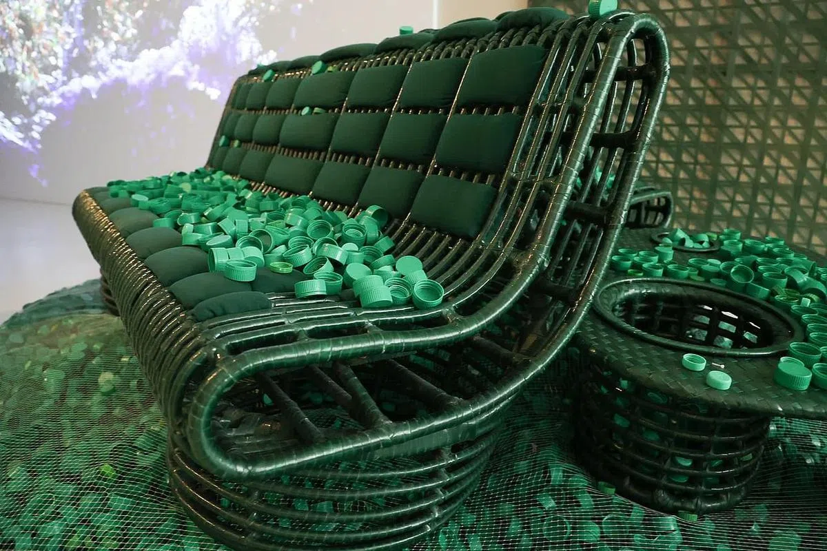 伦敦设计组合Toogood，与Potato Head设计部门及BYO Living联手设计，这款户外家具使用再循环塑料瓶编织而成。（蔡家增摄）