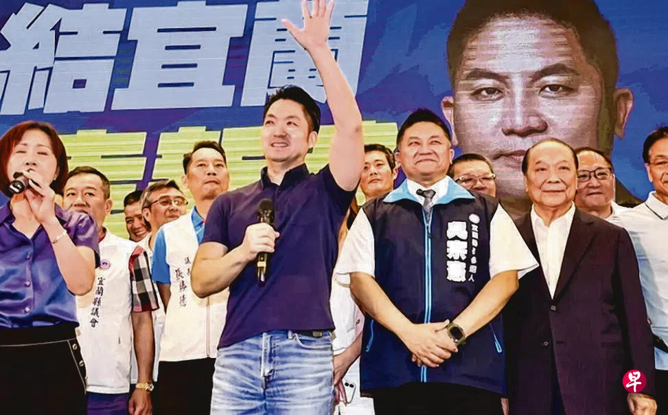 台北市长蒋万安（中左）为国民党宜兰县长参选人吴宗宪（中右）站台助选。 （档案照）