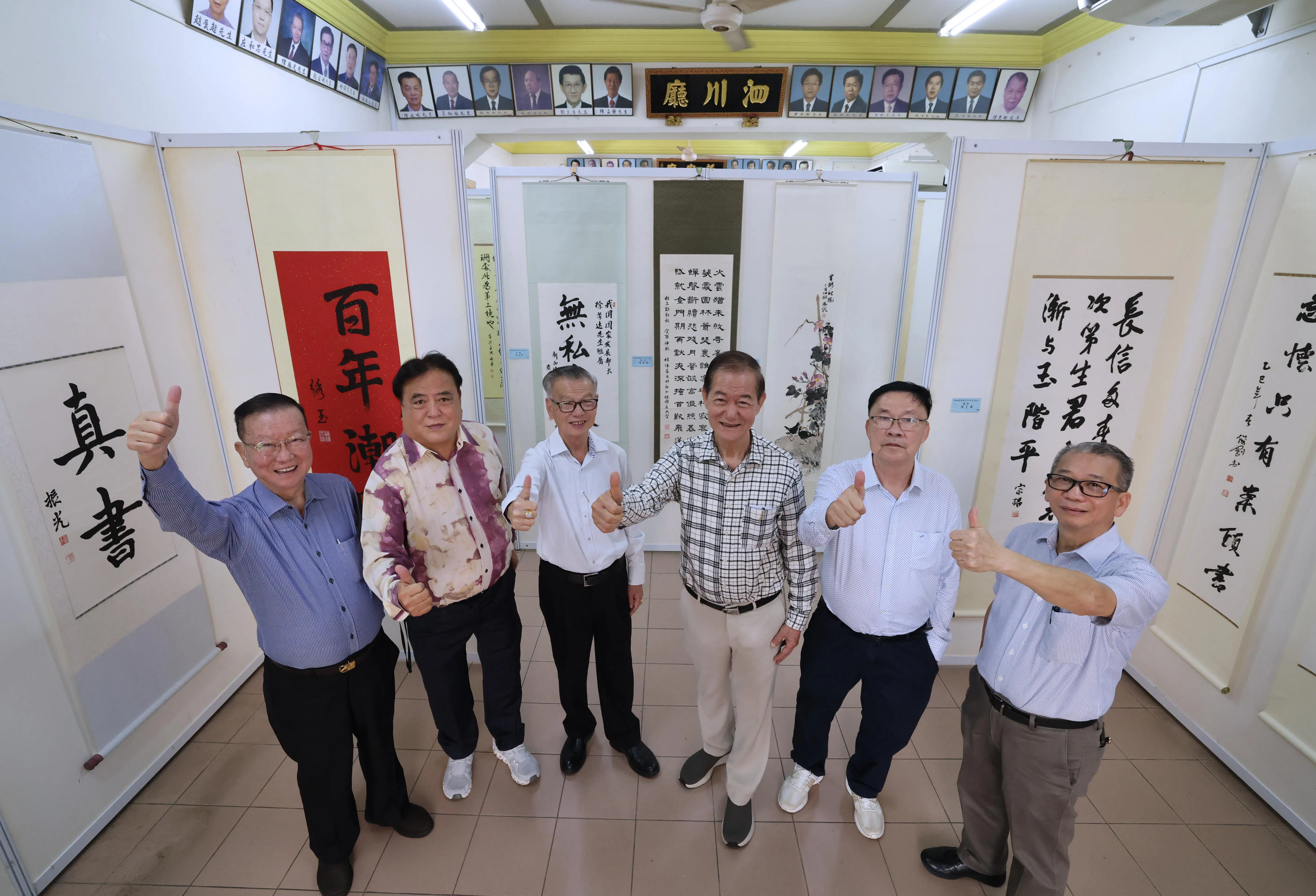 潮阳会馆在会所举办大型书画展，作为百年庆活动之一。总务马廷茂（左起）、署理理事长林振文、副理事长陈运明、理事长陈立发、副理事长林镇茂、副理事长赵达明寄望会馆能迈向另一个百年。（梁麒麟摄）