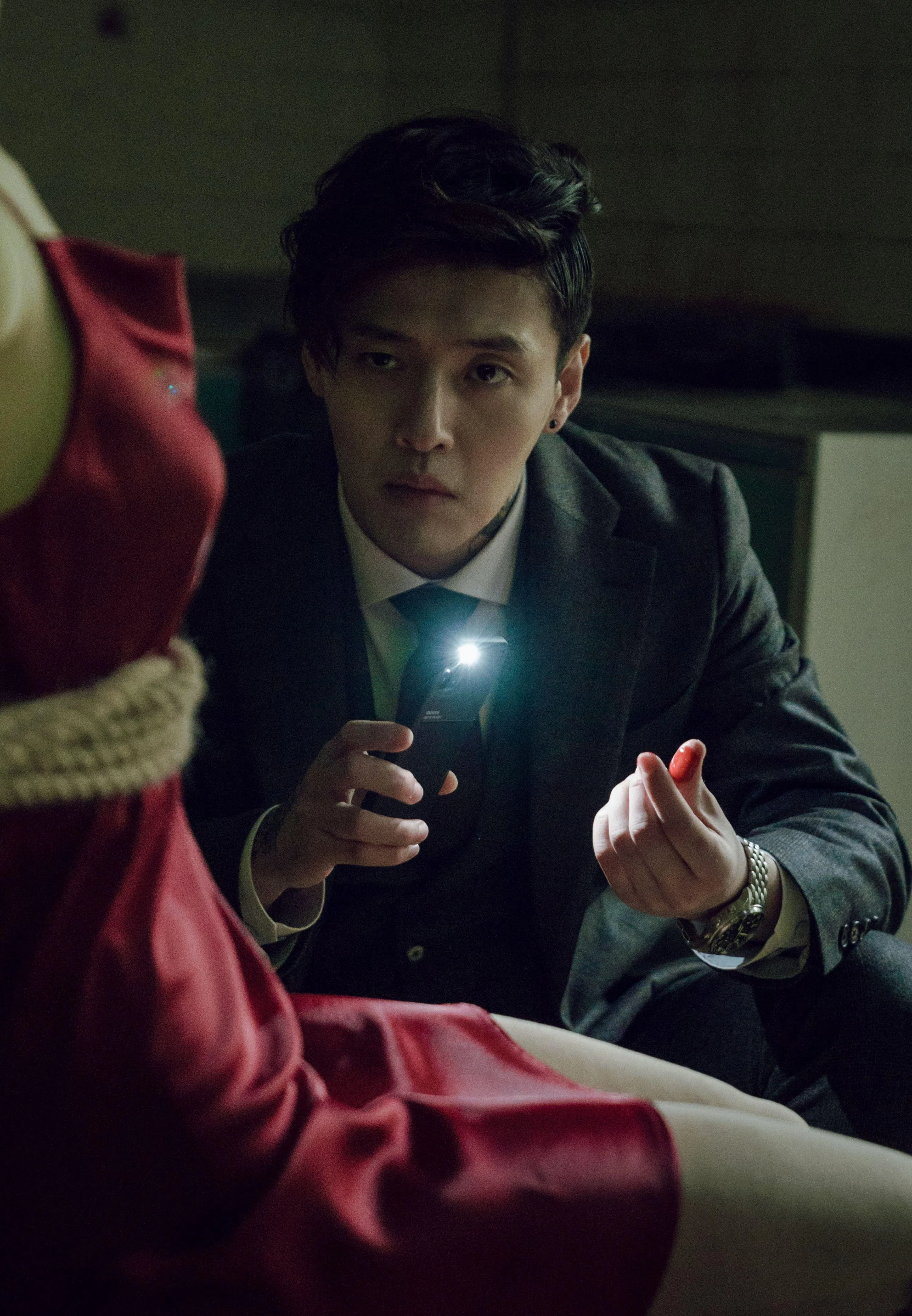 姜河那扮演追求流量的直播主，是一个游走在人性灰色地带的角色。（嘉华院线提供）