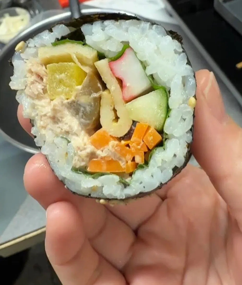 每块饭卷都包含白饭、蔬菜，以及鸡蛋与美乃滋金枪鱼等蛋白质来源。（陈映蓁摄）