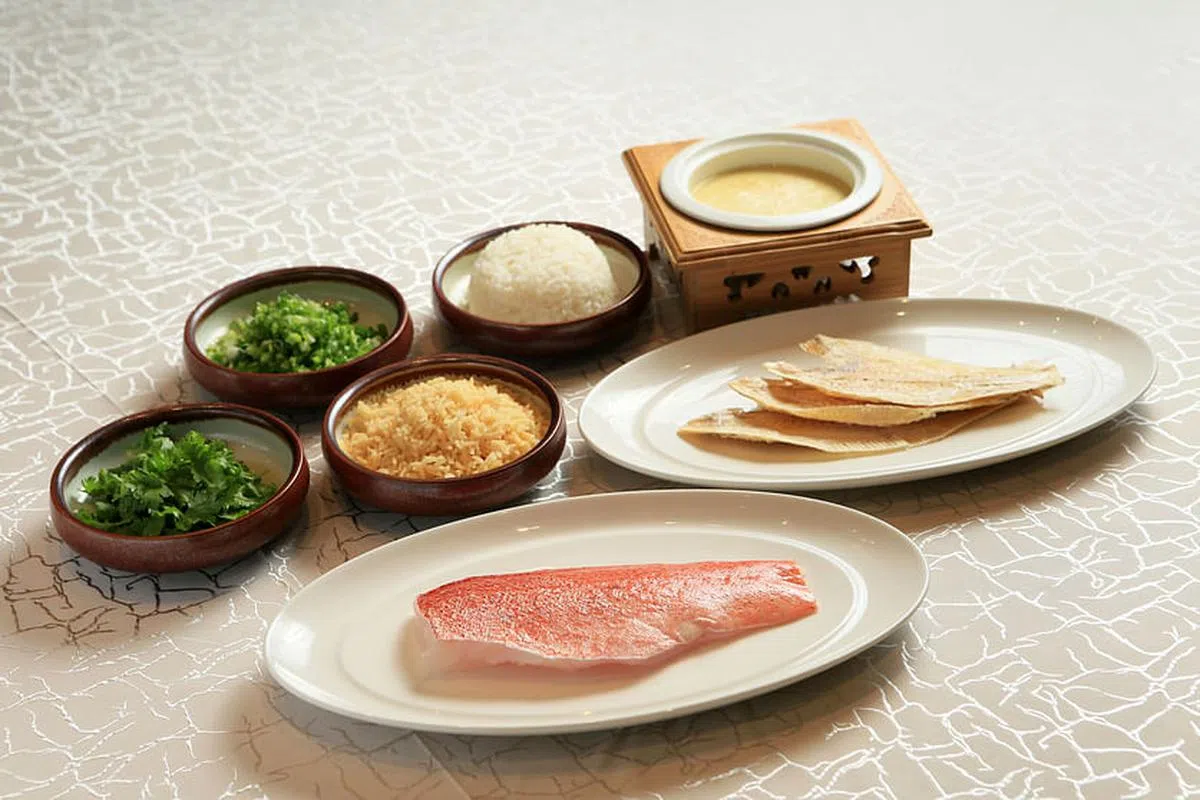 烹煮石锅过桥东星斑鸳鸯泡饭的所需食材。