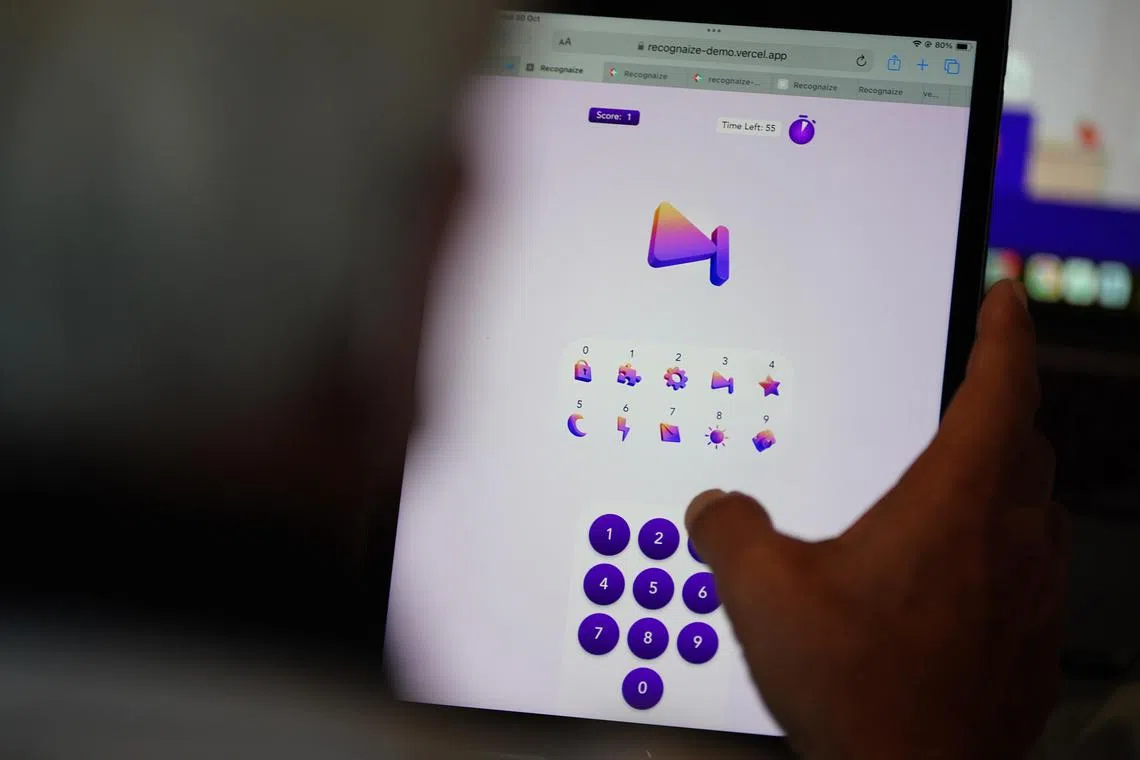 这是ReCOGnAIze应用的其中一款游戏，参与者正在选择对应图形的号码。（南洋理工大学李光前医学院提供）