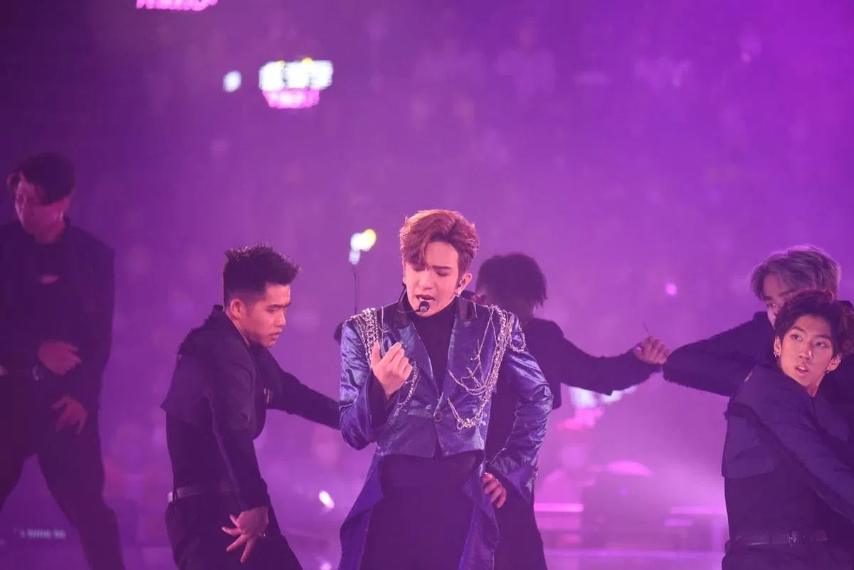 演唱会主办方取消卢瀚霆（Anson Lo）向后倒，跌下台底的危险动作。（互联网）