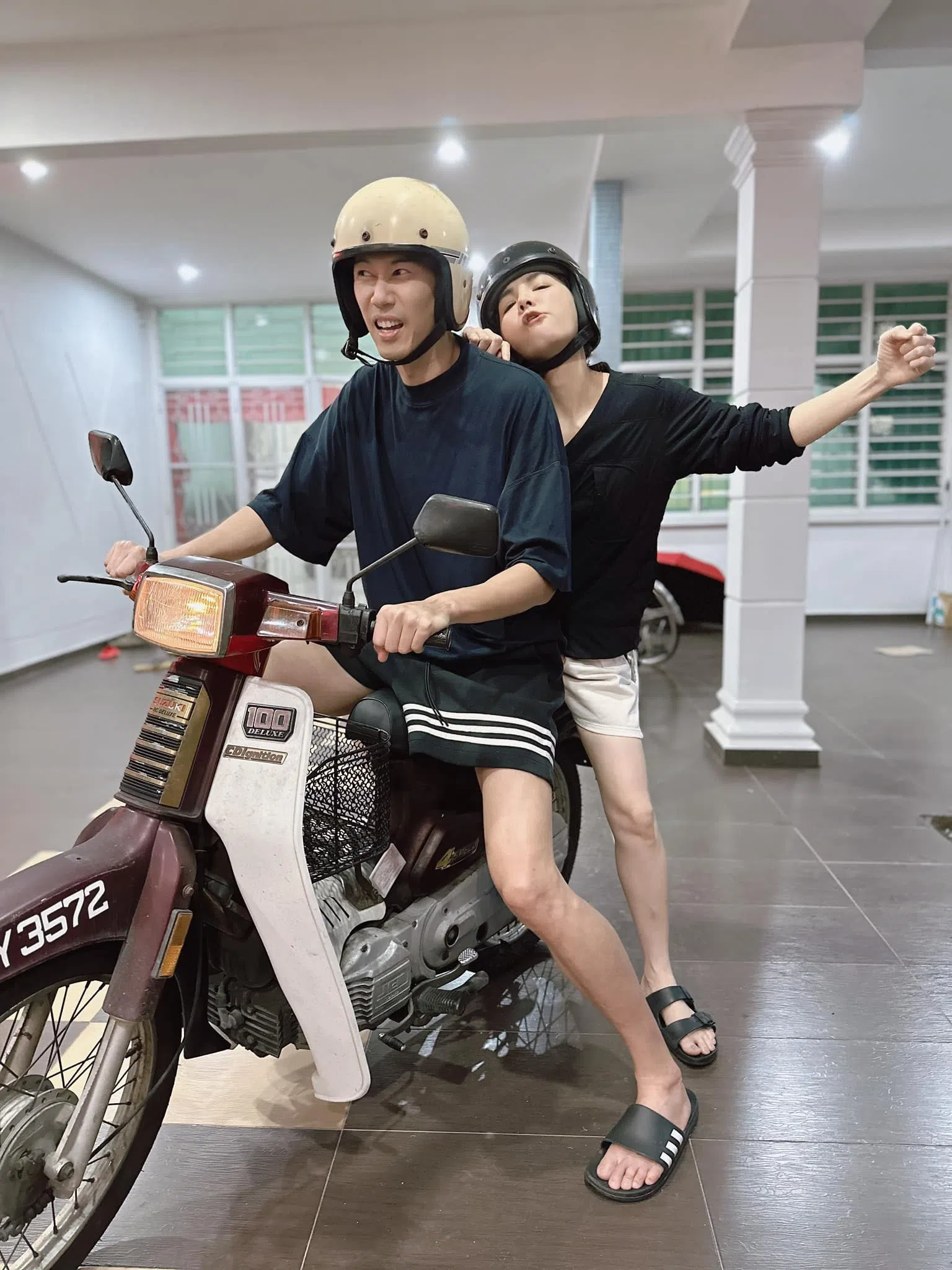 Ella（右）跟随老公赖斯翔回老家马六甲。（取自Ella脸书）