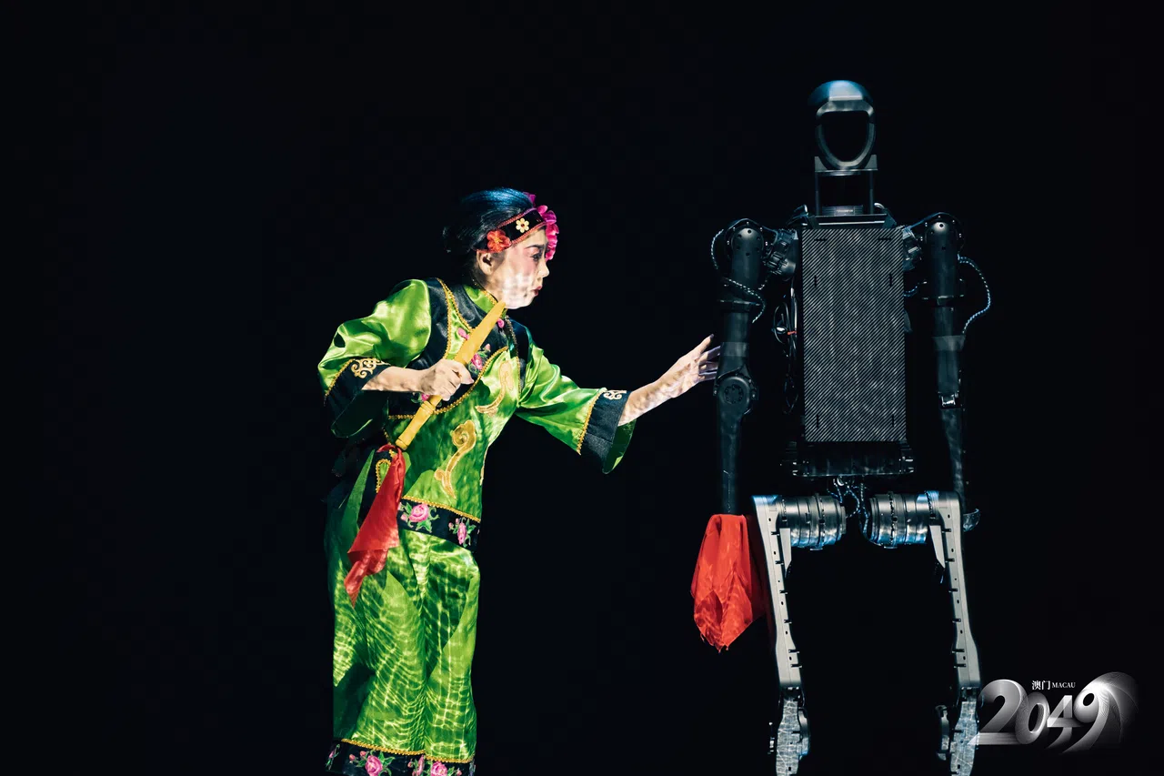 舞者扮起媒婆，和机器人互动，活泼逗趣。（美高梅提供）