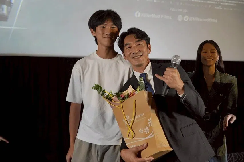 16岁的李小龙（左）出席《96分钟》新加坡的放映会，捧老爸李李仁（中）的场。（取自李李仁IG）