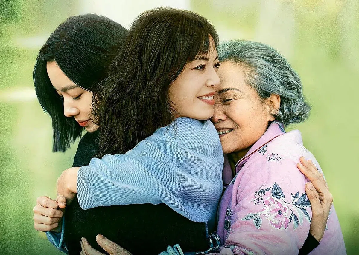 彭莱（中）与女儿（左）、母亲（右）的亲子关系，三代同住后从矛盾到逐渐和解。