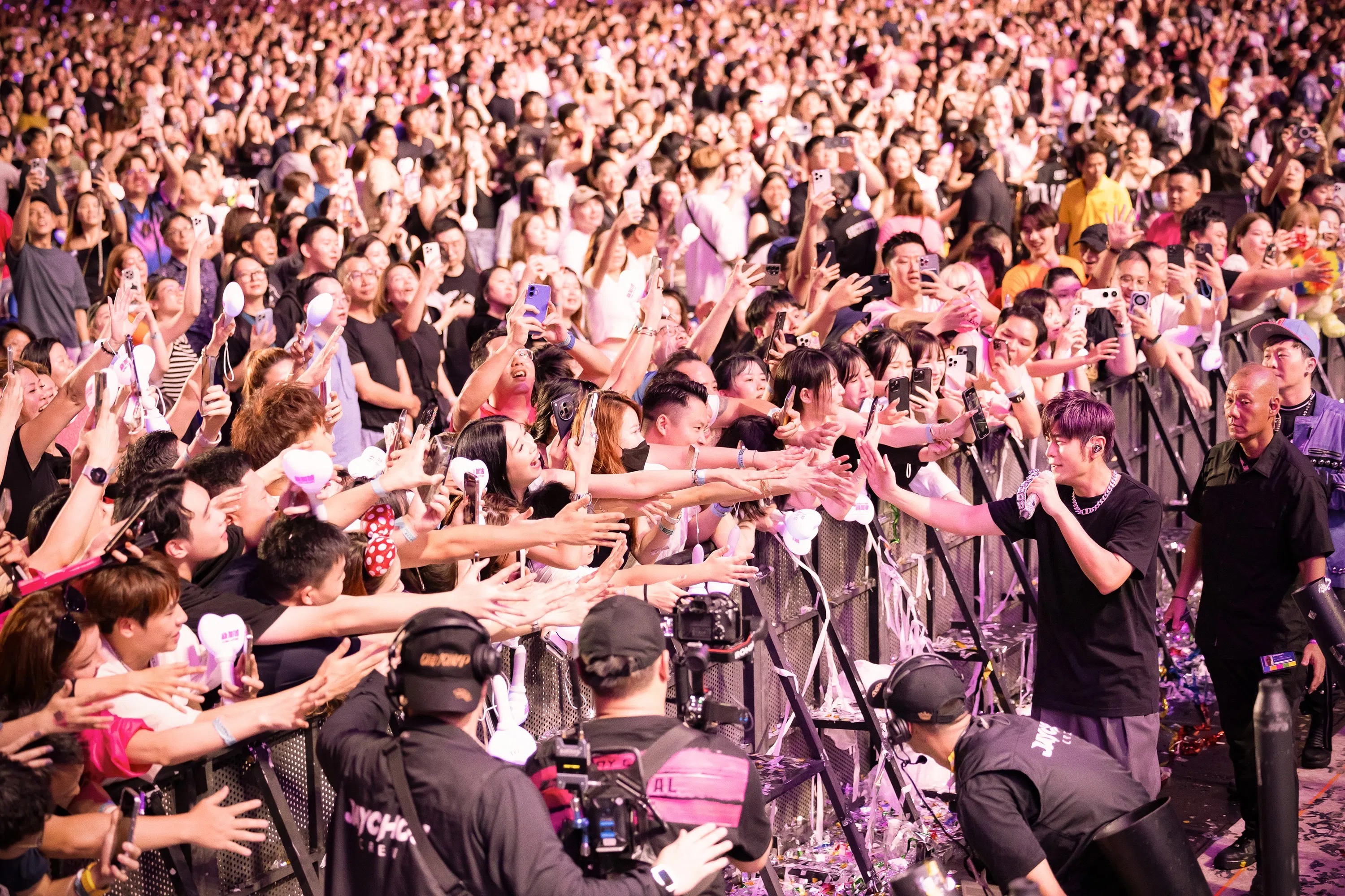 周杰伦走到台下和歌迷近距离互动。（Horizon Production提供）