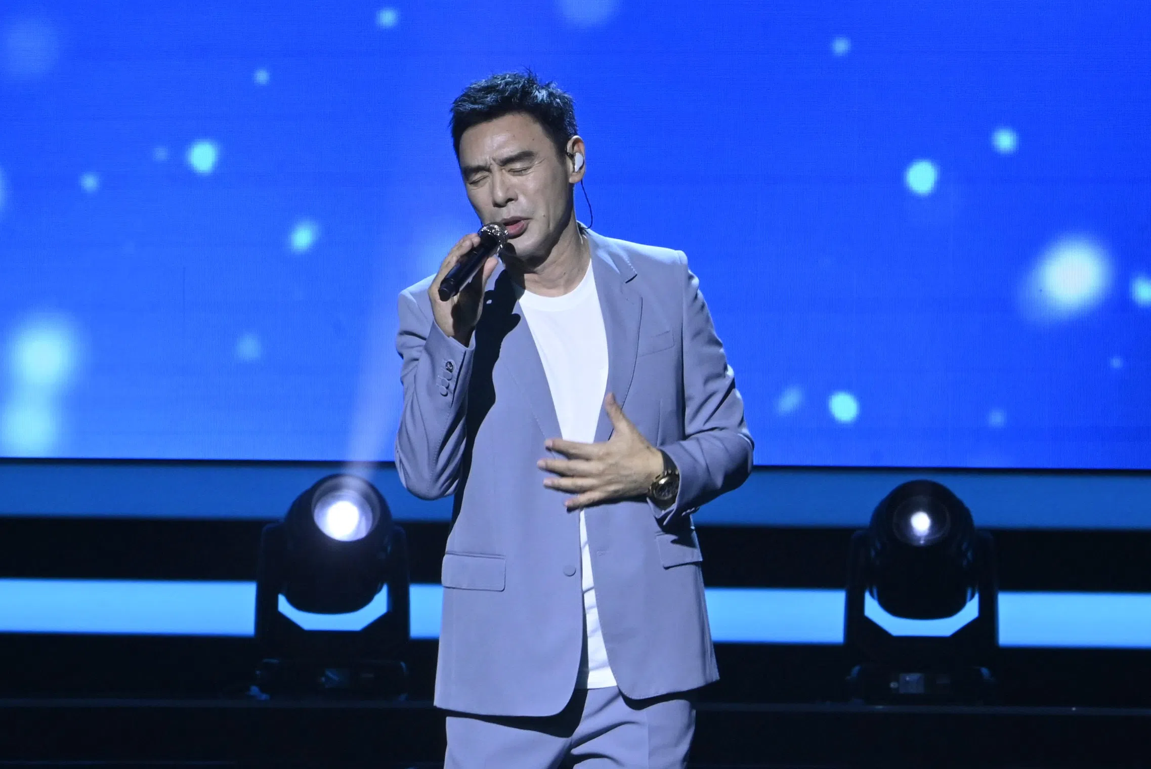 “阿B”锺镇涛带来多首金曲，如《漫漫人生路》《大海》和《只要你过得比我好》。（新加坡心脏基金会提供）